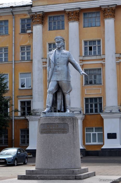 Тверь. Памятник Жукову
